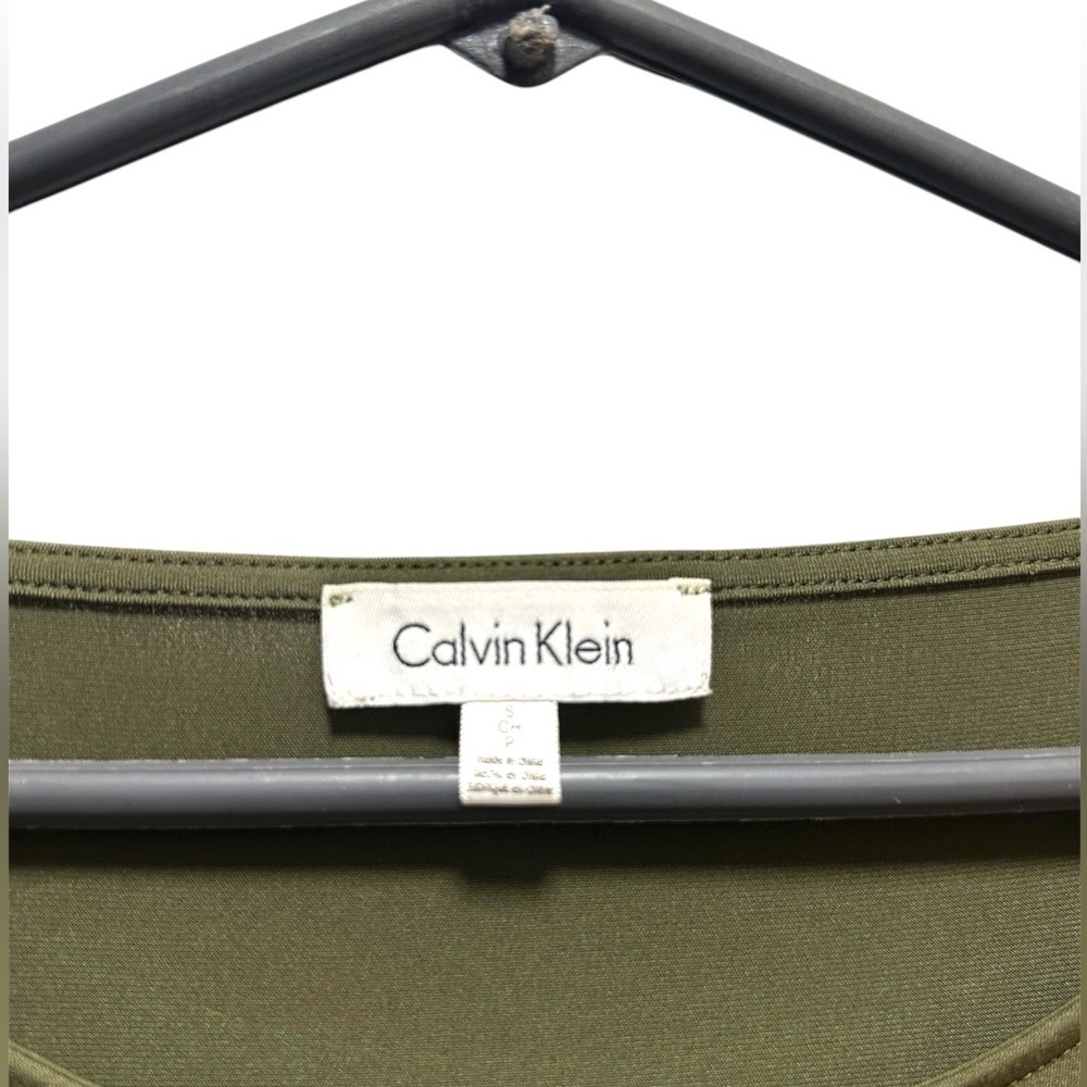 NWOT Calvin Klein Olive Green Women's Top with pockets - Picture 3 of 3